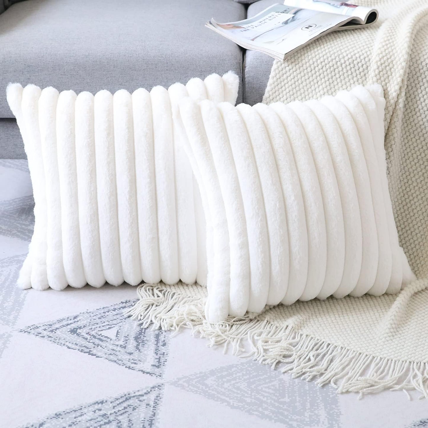 Soleebee Set di 2 federe decorative in velluto morbido, in pelliccia artificiale, per divano, camera da letto, casa, auto, 50 x 50 cm, beige e bianco)