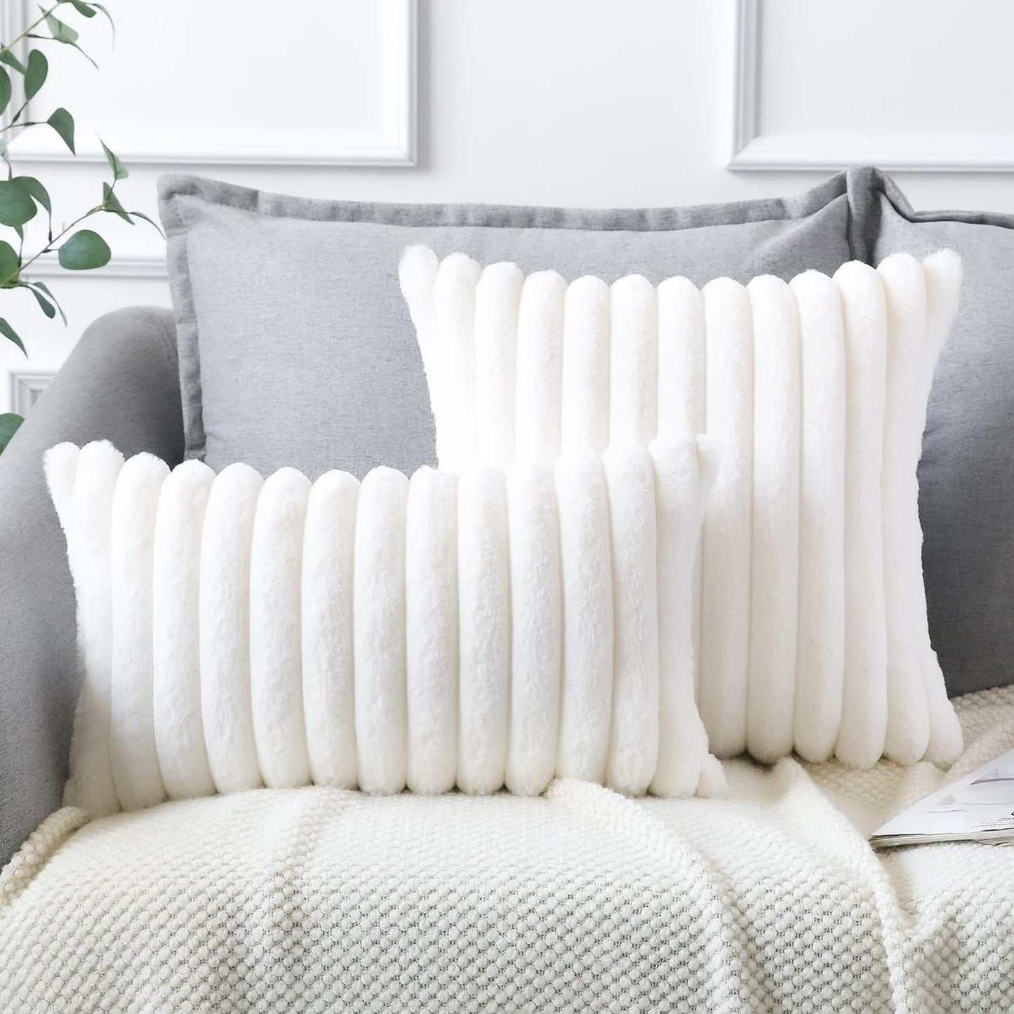 Soleebee Set di 2 federe decorative in velluto morbido, in pelliccia artificiale, per divano, camera da letto, casa, auto, 50 x 50 cm, beige e bianco)