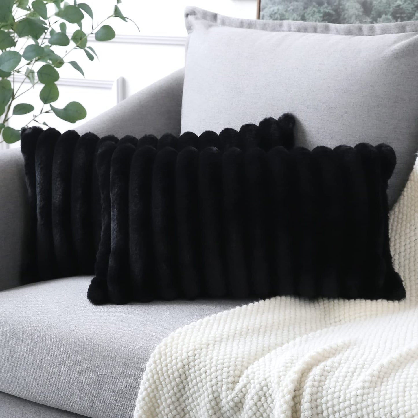 Soleebee Set di 2 federe decorative in velluto morbido, in pelliccia artificiale, per divano, camera da letto, casa, auto, 50 x 50 cm, beige e bianco)
