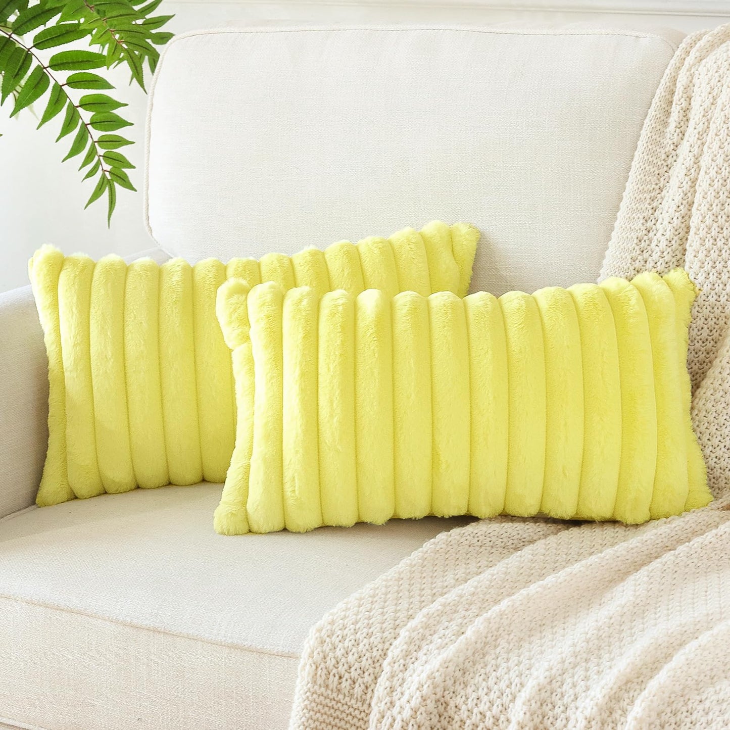 Soleebee Set di 2 federe decorative in velluto morbido, in pelliccia artificiale, per divano, camera da letto, casa, auto, 50 x 50 cm, beige e bianco)