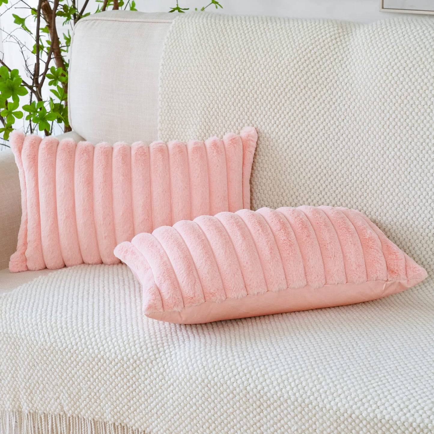 Soleebee Set di 2 federe decorative in velluto morbido, in pelliccia artificiale, per divano, camera da letto, casa, auto, 50 x 50 cm, beige e bianco)