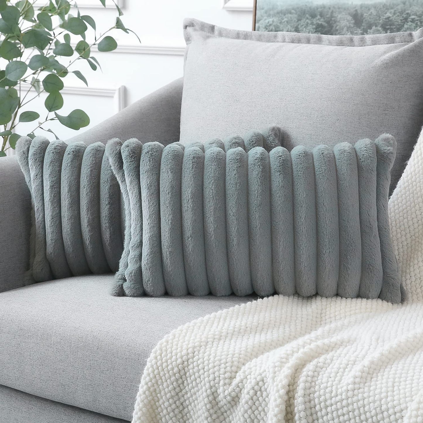 Soleebee Set di 2 federe decorative in velluto morbido, in pelliccia artificiale, per divano, camera da letto, casa, auto, 50 x 50 cm, beige e bianco)