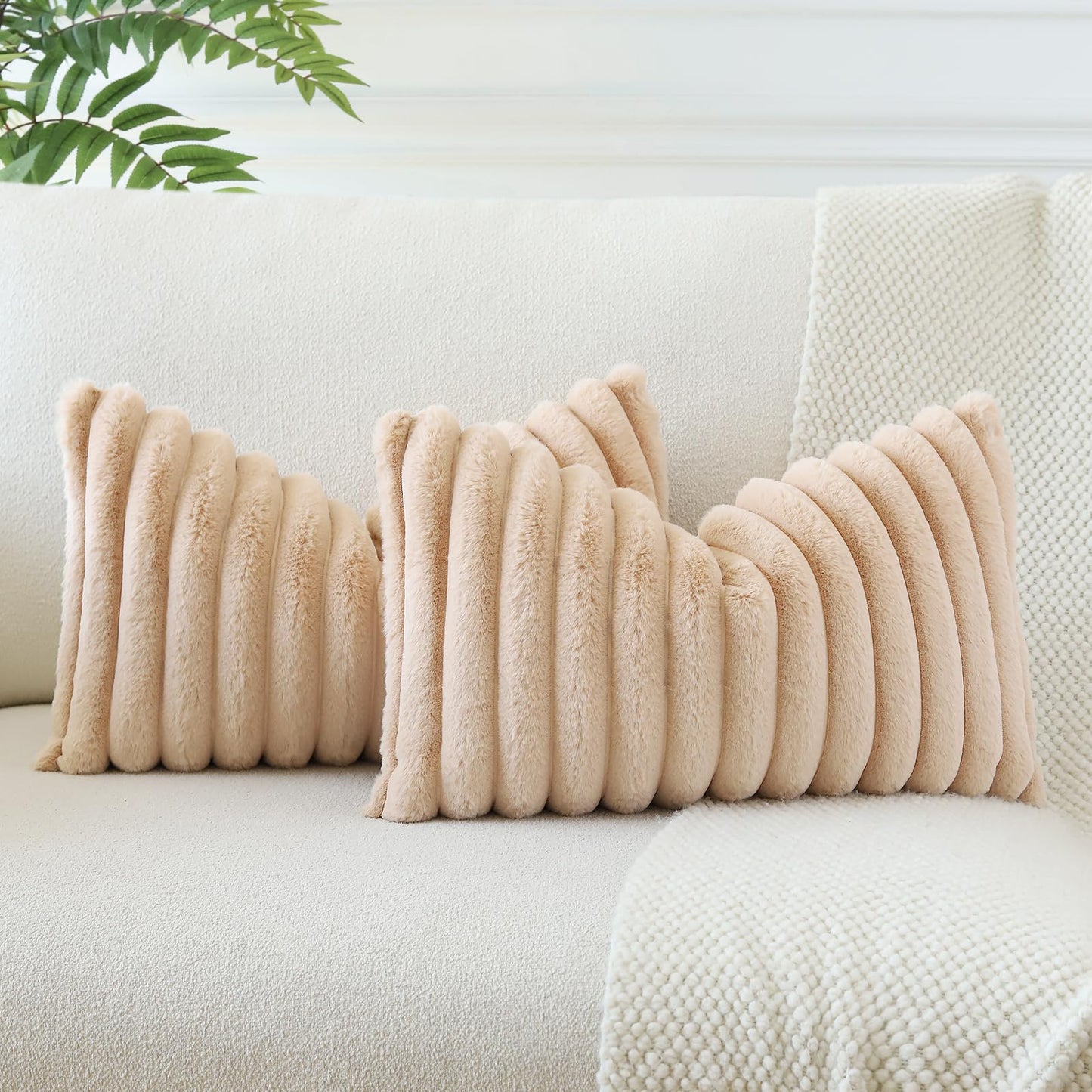 Soleebee Set di 2 federe decorative in velluto morbido, in pelliccia artificiale, per divano, camera da letto, casa, auto, 50 x 50 cm, beige e bianco)