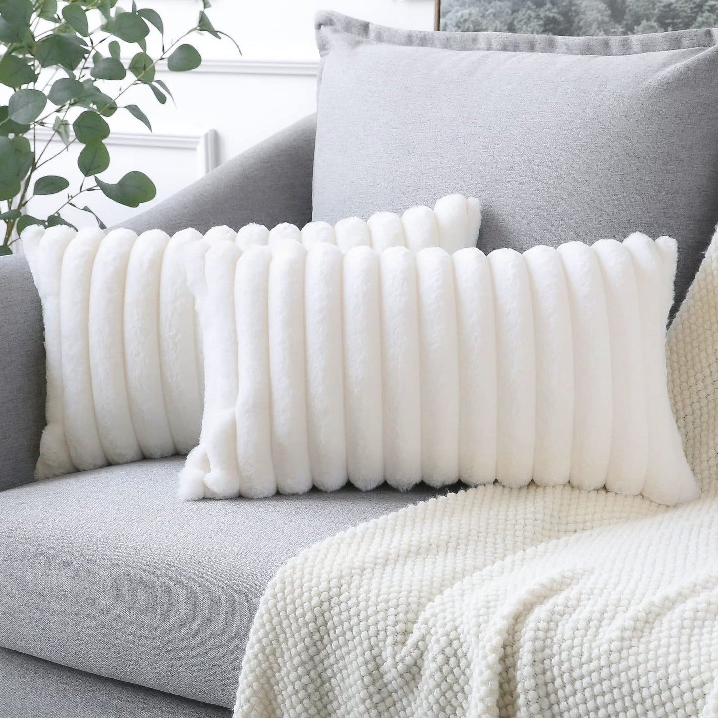 Soleebee Set di 2 federe decorative in velluto morbido, in pelliccia artificiale, per divano, camera da letto, casa, auto, 50 x 50 cm, beige e bianco)