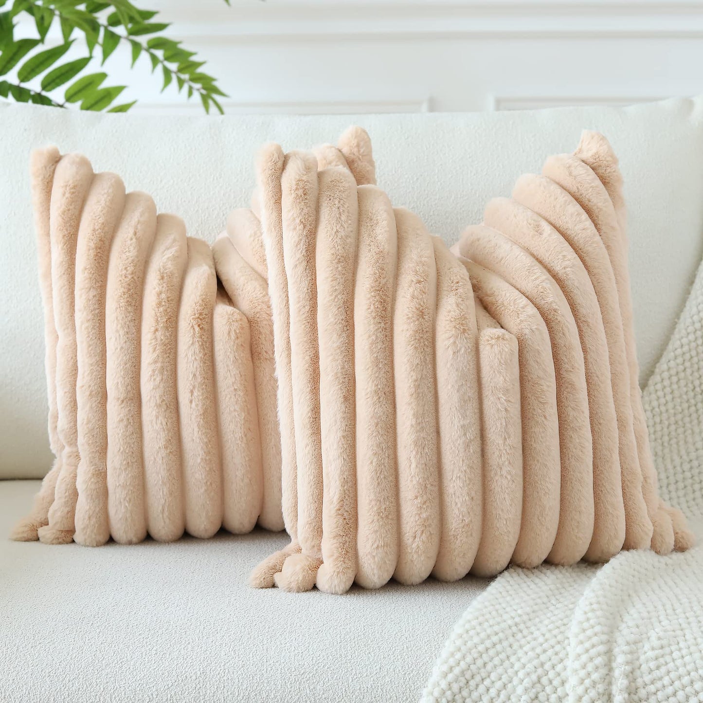 Soleebee Set di 2 federe decorative in velluto morbido, in pelliccia artificiale, per divano, camera da letto, casa, auto, 50 x 50 cm, beige e bianco)