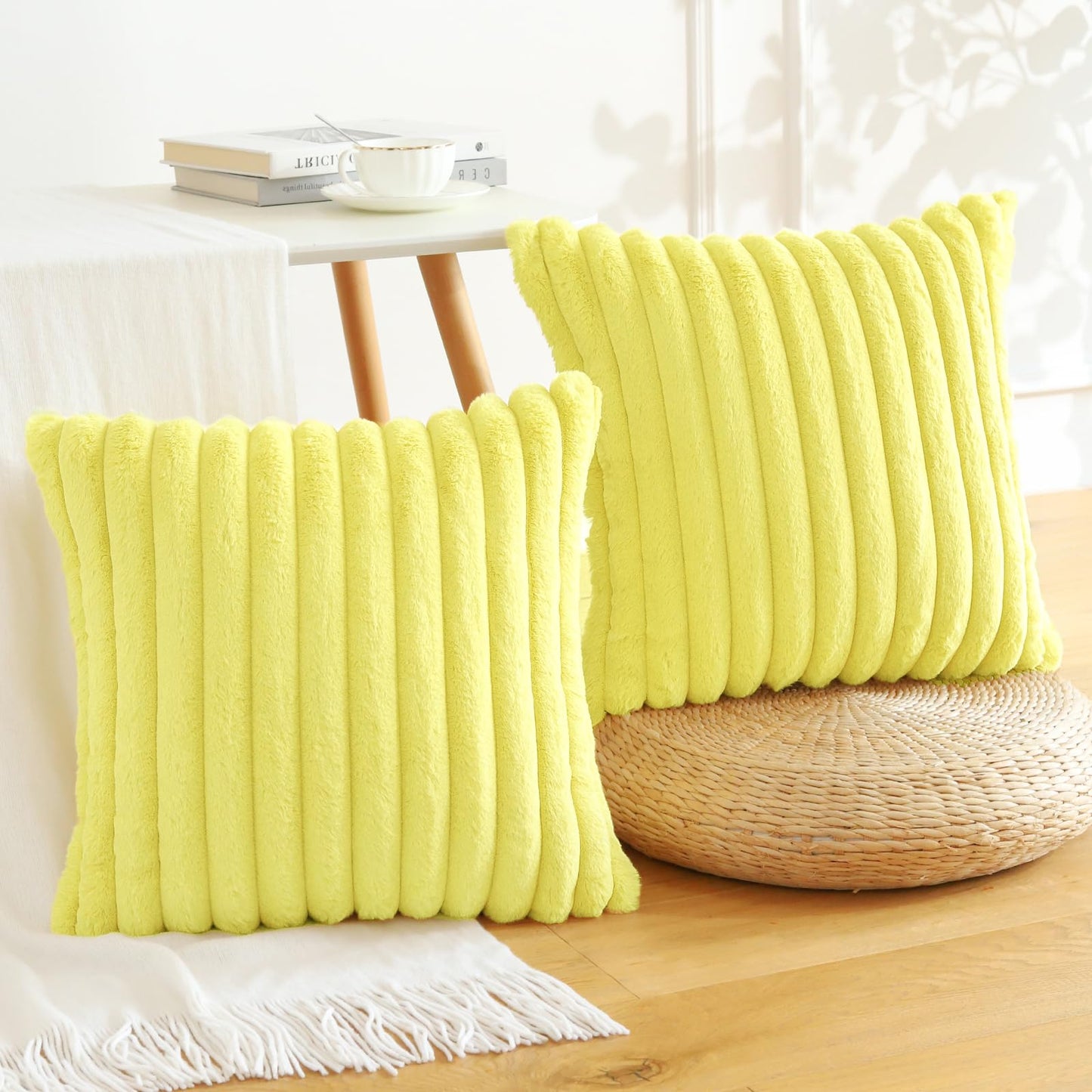Soleebee Set di 2 federe decorative in velluto morbido, in pelliccia artificiale, per divano, camera da letto, casa, auto, 50 x 50 cm, beige e bianco)