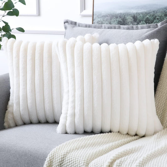 Soleebee Set di 2 federe decorative in velluto morbido, in pelliccia artificiale, per divano, camera da letto, casa, auto, 50 x 50 cm, beige e bianco)