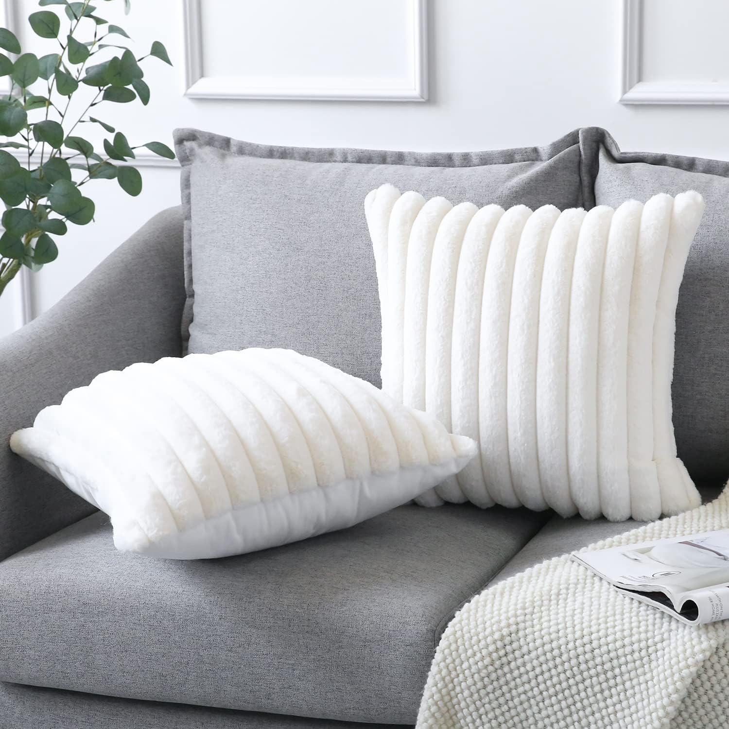 Soleebee Set di 2 federe decorative in velluto morbido, in pelliccia artificiale, per divano, camera da letto, casa, auto, 50 x 50 cm, beige e bianco)