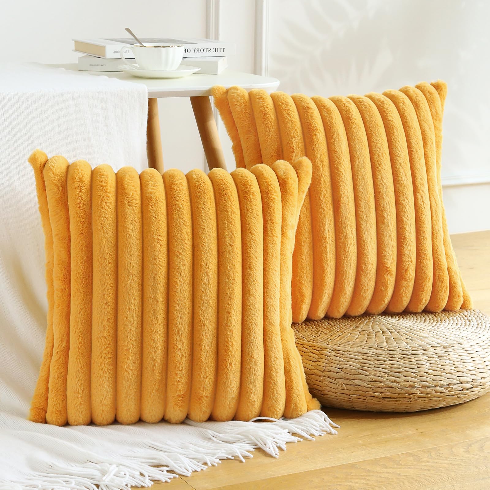 Soleebee Set di 2 federe decorative in velluto morbido, in pelliccia artificiale, per divano, camera da letto, casa, auto, 50 x 50 cm, beige e bianco)