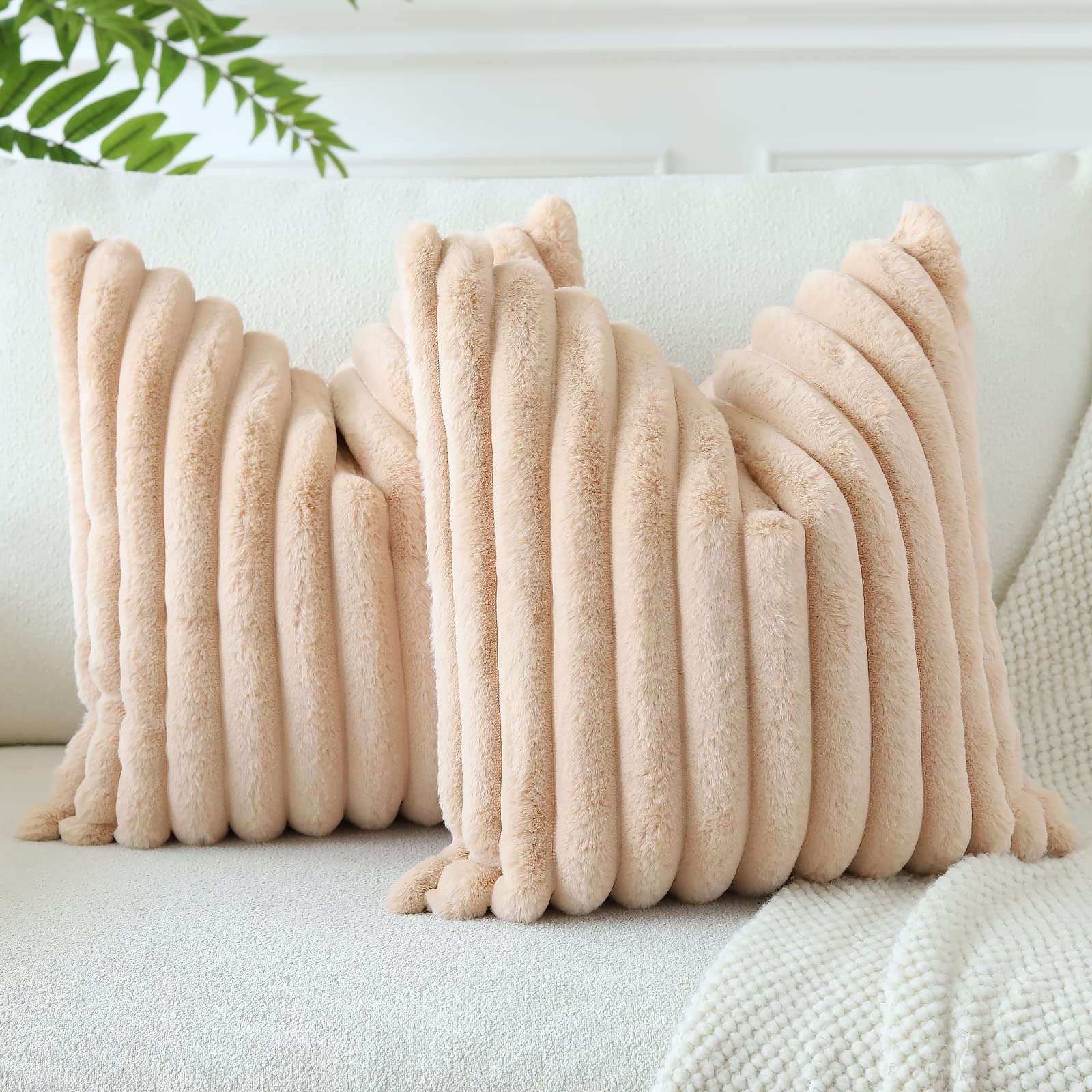 Soleebee Set di 2 federe decorative in velluto morbido, in pelliccia artificiale, per divano, camera da letto, casa, auto, 50 x 50 cm, beige e bianco)