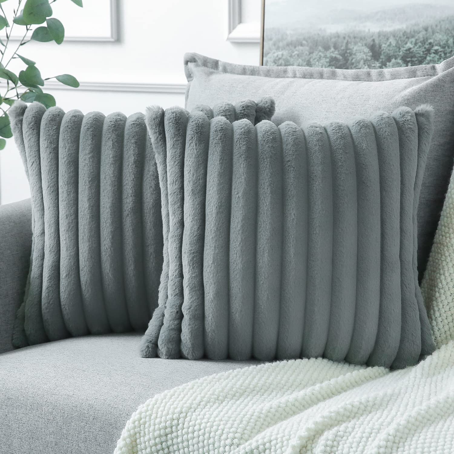 Soleebee Set di 2 federe decorative in velluto morbido, in pelliccia artificiale, per divano, camera da letto, casa, auto, 50 x 50 cm, beige e bianco)